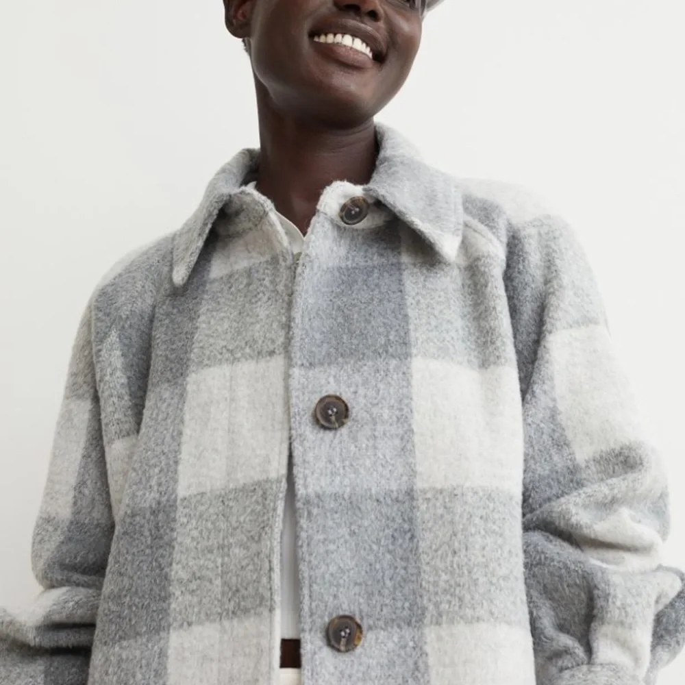 H&M • BLOGGERS FAVORITE Long Oversized Shacket Coat in Gray & White Plaid - Picture 11 of 16